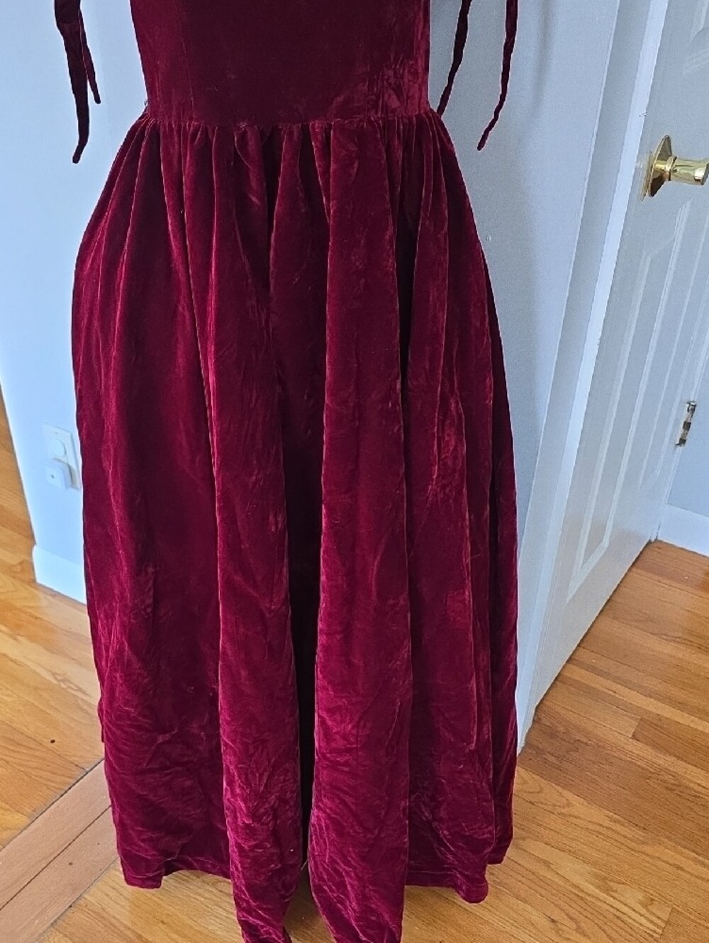 Elegant Burgundy Velvet Off-Shoulder Evening Dress - Picture 3 of 4